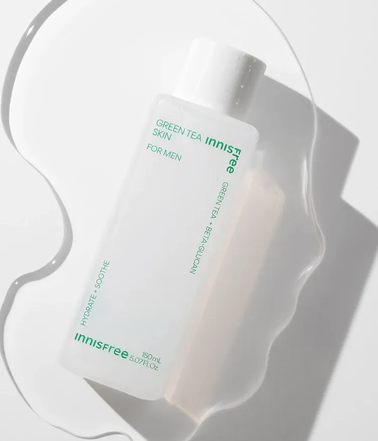 산뜻한 제형으로 남성 피부에 수분막을 형성해 하루 종일 촉촉하고 깔끔한 피부 상태를 유지하는 이니스프리 그린티 스킨 포맨으로 산뜻한 아침 보습완성