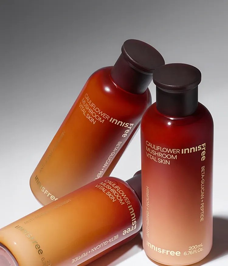 진귀한 꽃송이버섯 영양 성분이 피부 첫 단계부터 촉촉하게 수분을 채워주는 이니스프리 꽃송이버섯 바이탈 스킨으로 촉촉·생기 기초케어 완성