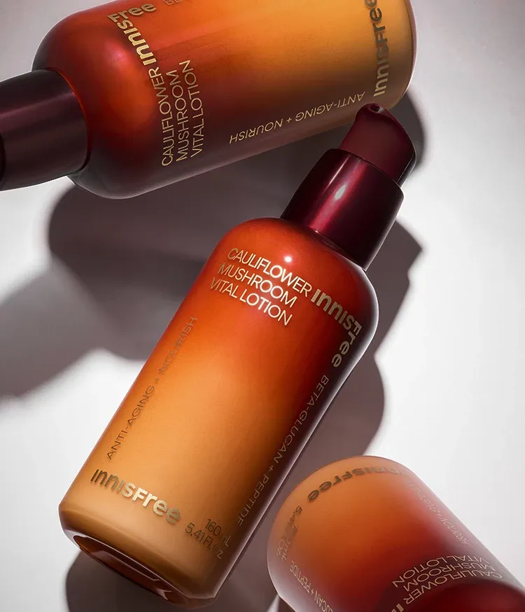 가볍고 부드럽게 스며들어 피부 수분막을 형성해 생기와 탄력 있는 피부로 가꿔주는 이니스프리 꽃송이버섯 바이탈 로션으로 수분·탄력 케어