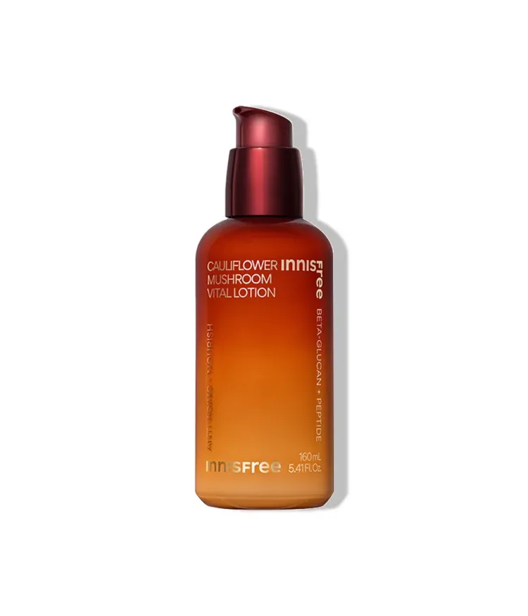 가볍고 부드럽게 스며들어 피부 수분막을 형성해 생기와 탄력 있는 피부로 가꿔주는 이니스프리 꽃송이버섯 바이탈 로션으로 수분·탄력 케어