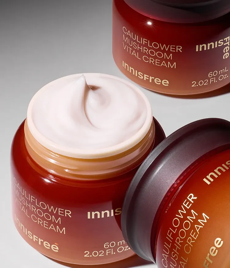 풍부한 보습과 영양감으로 피부를 촉촉하게 감싸주며 안티에이징 케어를 돕는 이니스프리 꽃송이버섯 바이탈 크림으로 촉촉한 탄력 케어