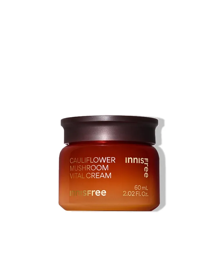 풍부한 보습과 영양감으로 피부를 촉촉하게 감싸주며 안티에이징 케어를 돕는 이니스프리 꽃송이버섯 바이탈 크림으로 촉촉한 탄력 케어