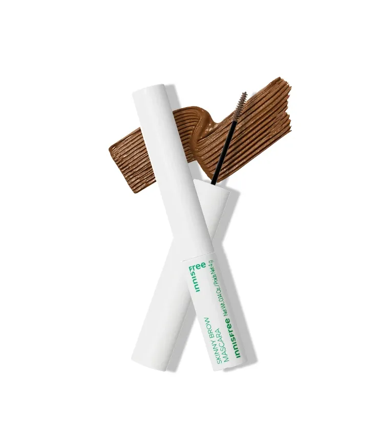 한올한올 눈썹 결을 정교하고 깔끔하게 컬러링 해주는 이니스프리 스키니 브로우 마스카라. 뭉침없이 쉽고 빠르게, 오랜 시간 깔끔하게 유지되는 브로우 마스카라. 총알 모양의 슬림 브러시와 고밀착 젤 to 파우더 텍스처로 깔끔한 컬러 래스팅해주는 브로우카라