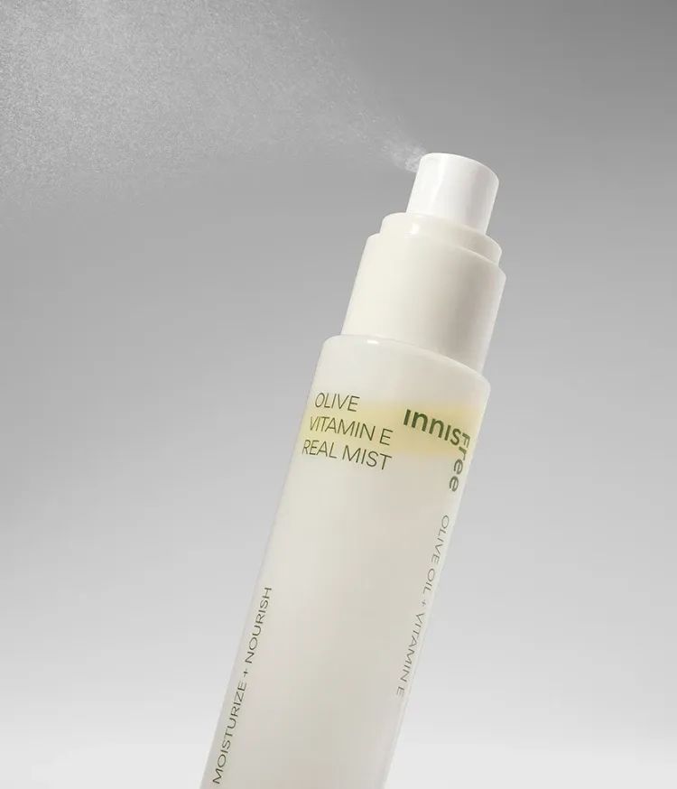 올리브 오일과 비타민 E가 풍부한 포뮬러로 강력한 보습과 영양을 전달하는 고보습 영양 미스트, 이니스프리 올리브 비타민 E 리얼 오일 미스트로 자연스러운 윤기와 깊은 수분감 완성 케어