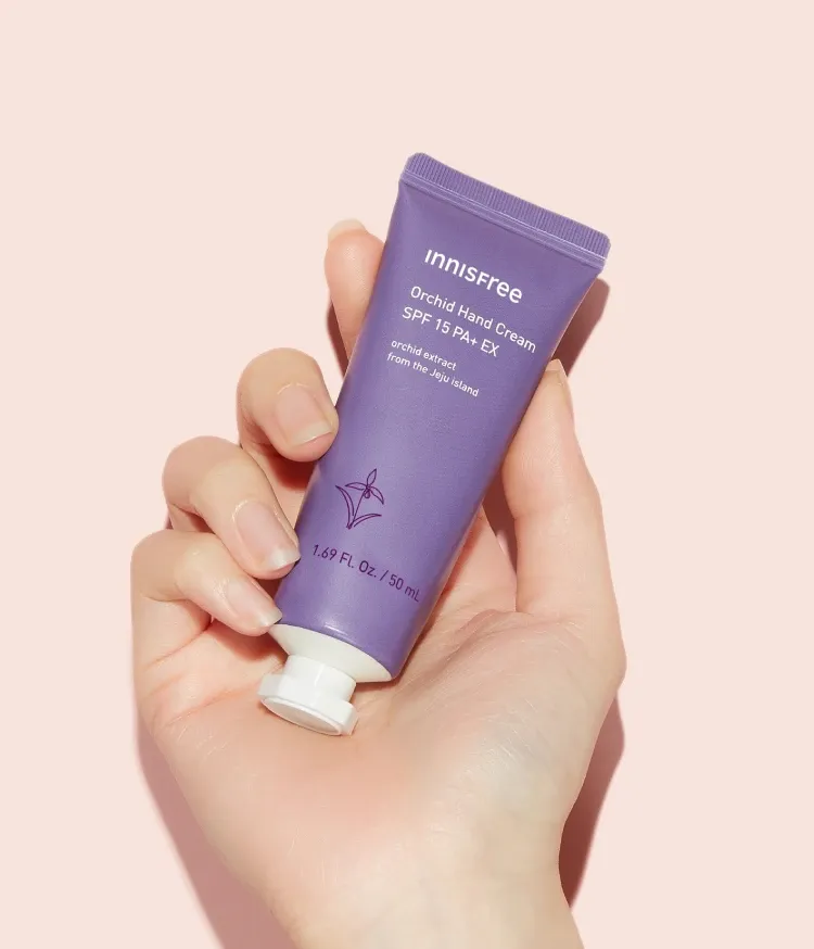 시어버터와 한란 추출물로 건조함과 자외선을 모두 막아주고 손 피부를 부드럽고 탄력 있게 가꿔주는 SPF15 이니스프리 기능성 데일리 핸드크림