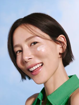 자외선으로 자극 받은 피부의 진정, 장벽 개선 및 광노화 징후까지 케어 해 건강하고 촉촉하게 빛나는 피부로 만들어 주는 진정수분 선세럼