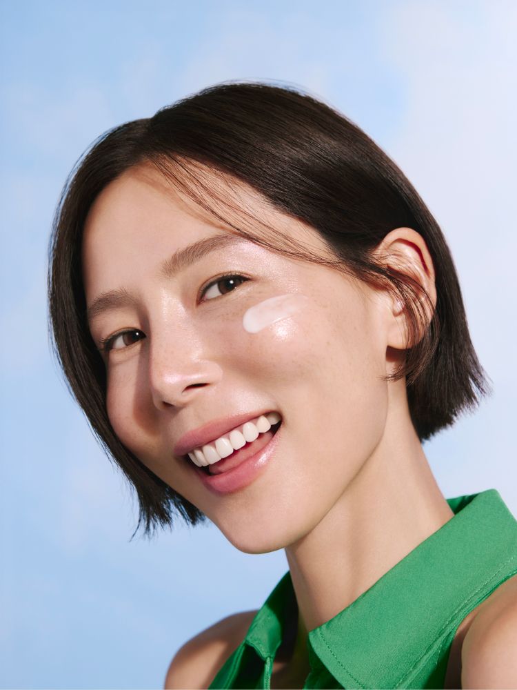 자외선으로 자극 받은 피부의 진정, 장벽 개선 및 광노화 징후까지 케어 해 건강하고 촉촉하게 빛나는 피부로 만들어 주는 진정수분 선세럼