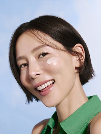 자외선으로 자극 받은 피부의 진정, 장벽 개선 및 광노화 징후까지 케어 해 건강하고 촉촉하게 빛나는 피부로 만들어 주는 진정수분 선세럼+단숨에 피부 속건조를 개선하고 안정된 수분 밸런스로 피부를 건강하게 가꾸어주는 수분 세럼