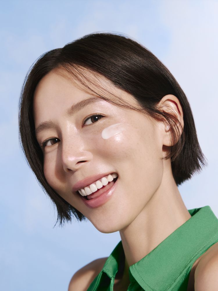 자외선으로 자극 받은 피부의 진정, 장벽 개선 및 광노화 징후까지 케어 해 건강하고 촉촉하게 빛나는 피부로 만들어 주는 진정수분 선세럼+단숨에 피부 속건조를 개선하고 안정된 수분 밸런스로 피부를 건강하게 가꾸어주는 수분 세럼