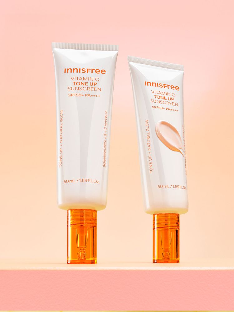 비타민C 성분으로 7일 만에 칙칙한 피부 톤과 잡티 개선 및 화사한 톤업 효과로 메이크업 베이스 겸용까지해주며 유기자차와 무기자차의 장점만 담은 혼합자차로서, 끈적임 없이 매끈하게 발리는 이니스프리 광노화 잡티케어 톤업 선크림