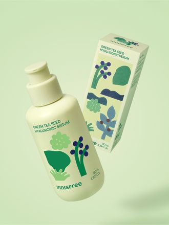 Green tea+HA™*이 함유된 순간 흡수 텍스쳐가 단숨에 피부 속건조를 개선하고 안정된 수분 밸런스로 피부를 건강하게 가꾸어주는 한정판 마키토이 콜라보 수분 세럼 *오직 피부 보습을 위해 개발된 녹차(뷰티그린티™) 추출물+ 흡수력과 지속력이 보다 강한 히알루론산으로 이루어진 강력한 수분 콤플렉스