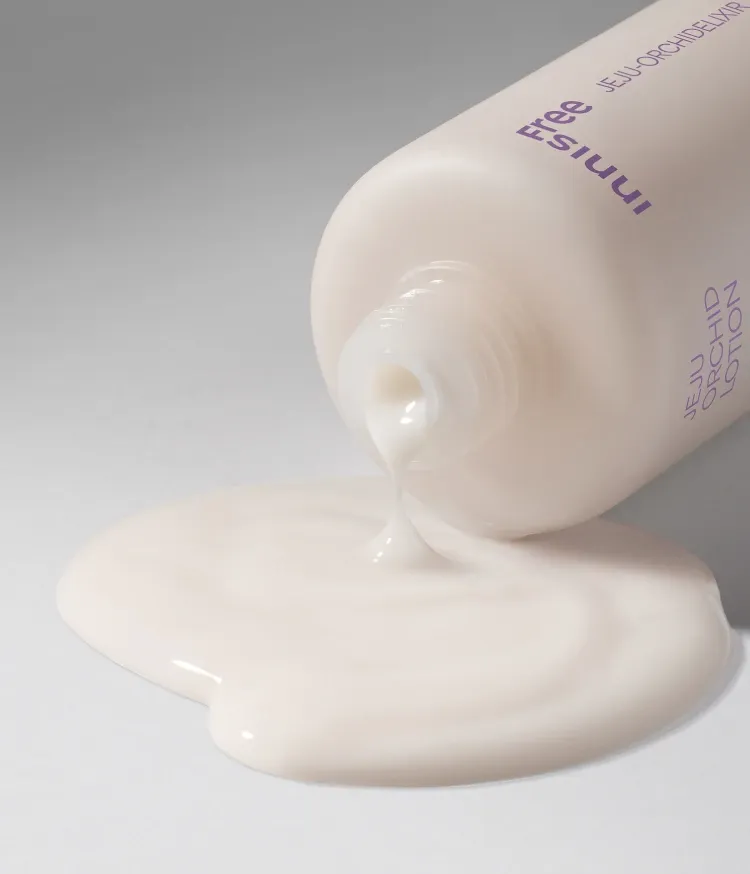 제주 한란의 보습 에너지를 담아 피부 깊숙히 수분을 채우고 은은한 윤기를 부여해 주는 고보습 기초 세트. 탄탄한 수분 장벽 케어는 물론 건조하고 예민한 피부에 촉촉 진정을 선사하는 이니스프리 이중 보습 젤스킨 밀크로션 세트