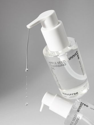 사과씨 오일을 함유한 포뮬러가 메이크업과 모공 속 노폐물을 제거하고, 수분을 채워 주는 당김없이 산뜻한 클렌징 오일