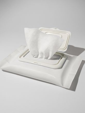 올리브 오일+비타민 E 함유 포뮬라가 끈적임 없이 부드럽게 메이크업을 지워주는 클렌징 티슈