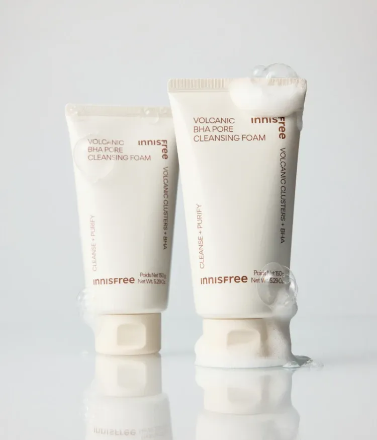 선크림부터 클렌징오일, 모공 속 노폐물, 각질까지 말끔하게 당김없이 딥 클렌징 가능한 폼클렌징. 쫀쫀하고 부드러운 생크림 거품으로 미세먼지 세정력과 여드름성 트러블 지성피부부터 속당김이 느껴지는 건성피부까지 모두 사용 가능한 이니스프리 화산송이 바하 모공 클렌징