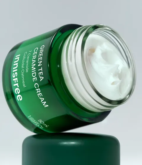 강력한 속보습 에너지 충전! 뭘 해도 건조하다면 바르자마자 부드럽게 스며드는 이니스프리 그린티 버터 보습크림 슈퍼 그린티™가 깊은 보습감을 채워주고, 그린티 세라마이드가 손상된 피부 장벽을 편안하게 감싸주는 이니스프리 대표 저자극 고보습 크림