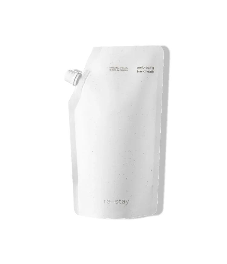진한 녹차 에센스가 함유되어 건조한 피부에 수분을 채워주고 세정 후에도 당김없이 촉촉함을 유지시켜주는 핸드워시. 풀잎이 떠오르는 플라워 우디향으로 기분 좋은 아로마와 부드럽고 조밀한 거품으로 섬세한 세정이 가능한 이니스프리 리스테이 임브레이싱 핸드워시