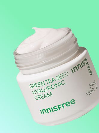 그린티 성분과 히알루론산이 함유된 풍부한 수분 텍스쳐가 피부에 밀착되어 촉촉한 진정 피부로 가꾸어주는 수분 크림