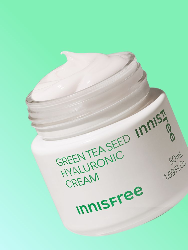 그린티 성분과 히알루론산이 함유된 풍부한 수분 텍스쳐가 피부에 밀착되어 촉촉한 진정 피부로 가꾸어주는 수분 크림