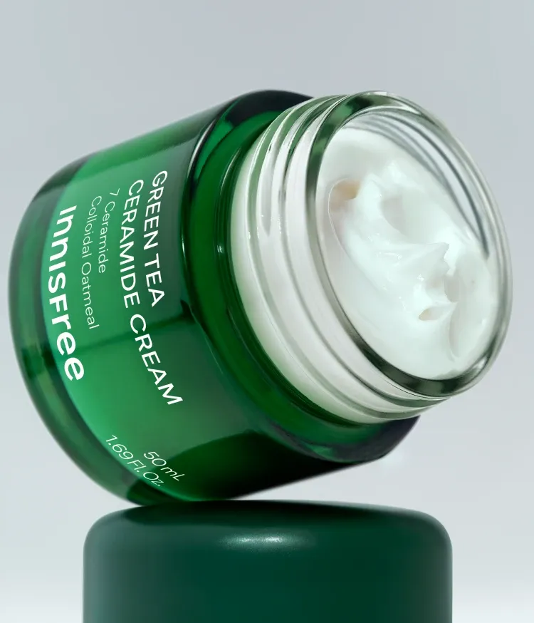 강력한 속보습 에너지 충전! 뭘 해도 건조하다면 바르자마자 부드럽게 스며드는 이니스프리 그린티 버터 보습크림 슈퍼 그린티™가 깊은 보습감을 채워주고, 그린티 세라마이드가 손상된 피부 장벽을 편안하게 감싸주는 이니스프리 대표 저자극 고보습 크림