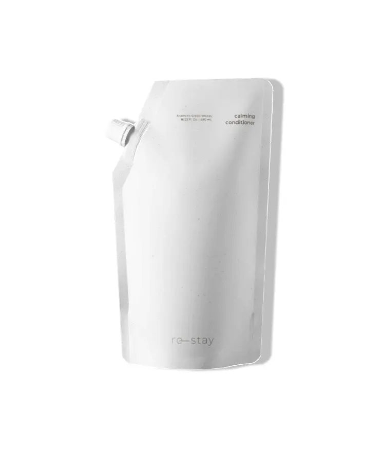 20가지 아미노산이 함유된 제형으로 손상된 모발에 영양을 집중적으로 채워 건강하고 탄탄한 머릿결로 케어해주며, 수용성 고분자 폴리머 성분이 함유된 컨디셔너가 코팅막을 형성해 실리콘 오일 없이도 모발의 유연함을 만들어줘 한올한올 부드럽고 윤기나는 머릿결을 선사해주는 갈색 밀크타입 제형의 이니스프리 리스테이 컨디셔너