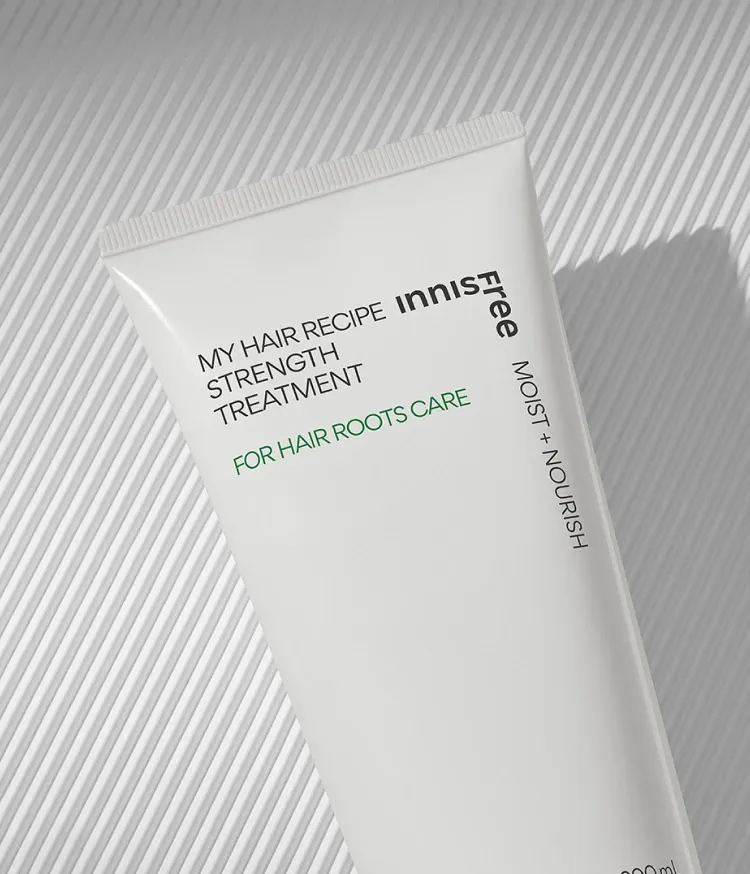인삼추출물로 모근을 건강하게 측백나무씨추출물로 두피에 영양을 공급하고 소이빈발효추출물로 모발에 영양을 공급해 가늘고 약해진 모발을 케어해주는 헤어 트리트먼트. 해바라기씨 오일로 모발표면을 건강하고 빛나게 해주는 데일리 헤어 케어 제품. 이니스프리 마이 헤어 레시피 스트렝스 트리트먼트