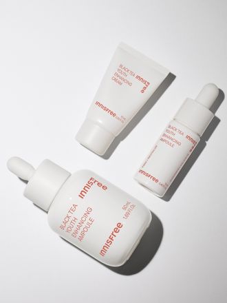 복합적인 피부고민과 지친 피부 컨디션을 빠르게 케어해주는 집중 안티에이징 항산화 앰플. 리셋 컨센트레이트, 히알루론산, 스쿠알란 함유되어 보습과 수분 동시에 충전. 피부톤, 광채, 윤기, 피부결, 탄력 개선되어 쫀쫀한 피부 완성. 피부과 테스트 하이포알러제닉테스트 완료하여 민감성 피부도 사용가능한 이니스프리 블랙티 유스 인핸싱 앰플 대용량 스페셜 기획 세트