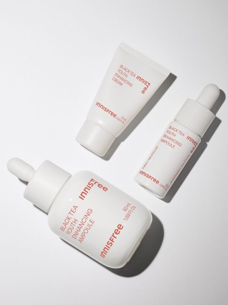 복합적인 피부고민과 지친 피부 컨디션을 빠르게 케어해주는 집중 안티에이징 항산화 앰플. 리셋 컨센트레이트, 히알루론산, 스쿠알란 함유되어 보습과 수분 동시에 충전. 피부톤, 광채, 윤기, 피부결, 탄력 개선되어 쫀쫀한 피부 완성. 피부과 테스트 하이포알러제닉테스트 완료하여 민감성 피부도 사용가능한 이니스프리 블랙티 유스 인핸싱 앰플 대용량 스페셜 기획 세트