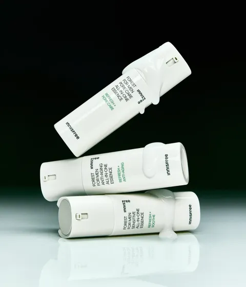 간편함을 선호하는 남성 피부에 최적화된 스킨케어 제품. 피지 케어부터 수분 공급까지 한 번에 해결하는 남성 전용 올인원 세트! 민감성 피부도 안심하고 쓰는 촉촉하고 산뜻한 마무리감이 매력적인 이니스프리 포레스트 포어 올인원 에센스 기획 세트