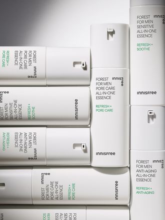 간편함을 선호하는 남성 피부에 최적화된 스킨케어 제품. 피지 케어부터 수분 공급까지 한 번에 해결하는 남성 전용 올인원 세트! 민감성 피부도 안심하고 쓰는 촉촉하고 산뜻한 마무리감이 매력적인 이니스프리 포레스트 포어 올인원 에센스 기획 세트