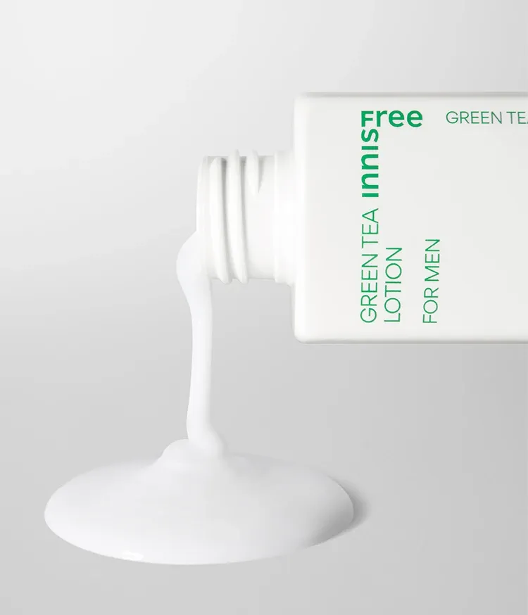 산뜻한 제형으로 남성 피부에 수분막을 형성해 하루 종일 촉촉하고 깔끔한 피부 상태를 유지하는 이니스프리 그린티 스킨 포맨으로 산뜻한 아침 보습완성