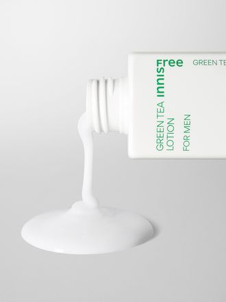 산뜻한 제형으로 남성 피부에 수분막을 형성해 하루 종일 촉촉하고 깔끔한 피부 상태를 유지하는 이니스프리 그린티 스킨 포맨으로 산뜻한 아침 보습완성