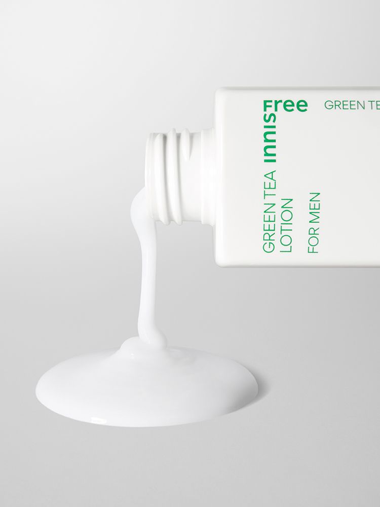 산뜻한 제형으로 남성 피부에 수분막을 형성해 하루 종일 촉촉하고 깔끔한 피부 상태를 유지하는 이니스프리 그린티 스킨 포맨으로 산뜻한 아침 보습완성