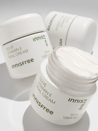보습력이 우수한 올리브 오일과 항산화 효능의 비타민E가 만난 포뮬러가 강력한 보습과 영양을 선사하는 보습 크림. 부드러운 멜팅 밤 텍스처의 이니스프리 올리브 비타민E 리얼 크림