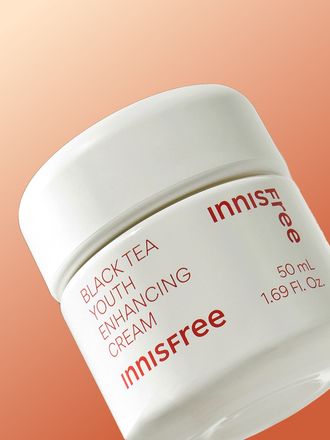 지친 피부의 컨디션을 빠르게 케어해주고 숙면한 듯 건강한 피부로 만들어 주는 집중 안티에이징 크림. 주름개선기능성 및 미백기능성을 인정 받은 이중 기능성 크림! 쫀쫀하게 스며들어 보습 보호막을 형성해 탄력있는 피부를 만들어주는 이니스프리 블랙티 유스 인핸싱 크림