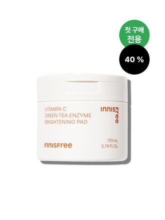 잡티, 피부톤에 집중 브라이트닝 효과를 주는 붙이는 비타민C 세럼 99% 순수 비타민C가 함유된 포뮬라가 패드에 듬뿍 채워져 있어 피부에 비타민을 급속으로 충전시켜주어 잡티, 피부톤, 윤기를 토탈 케어해주는 저자극 패드. 이니스프리 비타민C 톤업 광채 패드