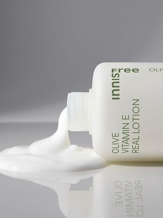 스킨 단계부터 선사하는 강력한 보습과 영양! 농축감 있는 텍스처가 부드럽게 작용하여 보습막을 씌운 듯 촉촉하게 유지시켜주는 이니스프리 올리브 비타민E 리얼 스킨 + 강력한 보습에 영양이 더해져 건강하게 촉촉함이 유지되는 피부로! 부드럽게 흡수되는 밀키 텍스처로 매끈한 피부결 케어를 완성하는 이니스프리 올리브 비타민E 리얼 로션