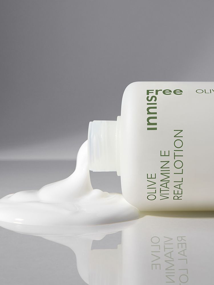 스킨 단계부터 선사하는 강력한 보습과 영양! 농축감 있는 텍스처가 부드럽게 작용하여 보습막을 씌운 듯 촉촉하게 유지시켜주는 이니스프리 올리브 비타민E 리얼 스킨 + 강력한 보습에 영양이 더해져 건강하게 촉촉함이 유지되는 피부로! 부드럽게 흡수되는 밀키 텍스처로 매끈한 피부결 케어를 완성하는 이니스프리 올리브 비타민E 리얼 로션