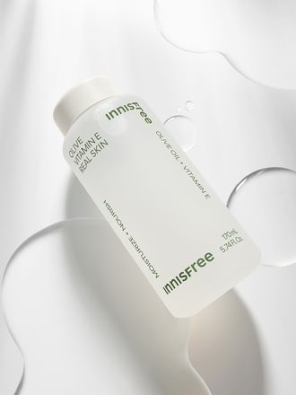 스킨 단계부터 선사하는 강력한 보습과 영양! 농축감 있는 텍스처가 부드럽게 작용하여 보습막을 씌운 듯 촉촉하게 유지시켜주는 이니스프리 올리브 비타민E 리얼 스킨 + 강력한 보습에 영양이 더해져 건강하게 촉촉함이 유지되는 피부로! 부드럽게 흡수되는 밀키 텍스처로 매끈한 피부결 케어를 완성하는 이니스프리 올리브 비타민E 리얼 로션