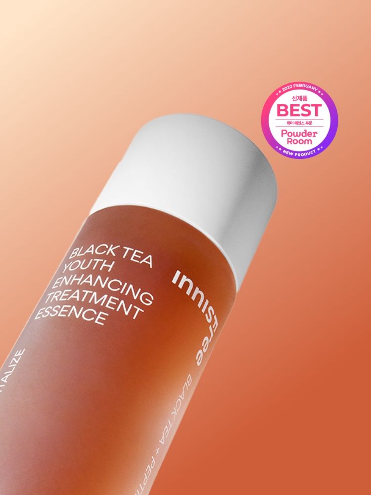 산뜻하고 빠르게 흡수되는 물 제형 워터리 포뮬러 에센스. 지친 피부 컨디션과 쌓인 각질로 인해 칙칙하고 거칠어진 피부결을 개선. 닦토, 흡토, 팩토 모두 가능한 매일 부담 없이 피부 항산화케어로 투명하게 빛나는 투명광채피부를 만들어주는 이니스프리 블랙티 유스 인핸싱 트리트먼트 에센스 소용량