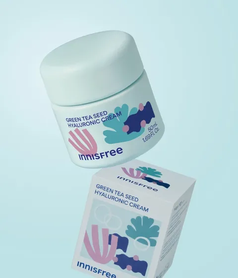 자극 받은 피부를 평온하게 진정, 수분-평정 크림 그린티와 5종 히알루론산의 만남으로 10초만에 흡수, 100시간 지속되는 수분 밸런스, 이니스프리 대표 수분크림 추천! 그린티 히알루론산 수분 크림 마키토이 에디션