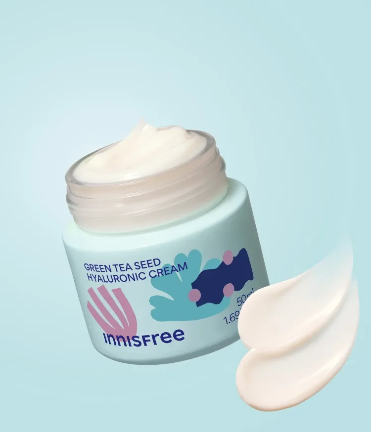 자극 받은 피부를 평온하게 진정, 수분-평정 크림 그린티와 5종 히알루론산의 만남으로 10초만에 흡수, 100시간 지속되는 수분 밸런스, 이니스프리 대표 수분크림 추천! 그린티 히알루론산 수분 크림 마키토이 에디션