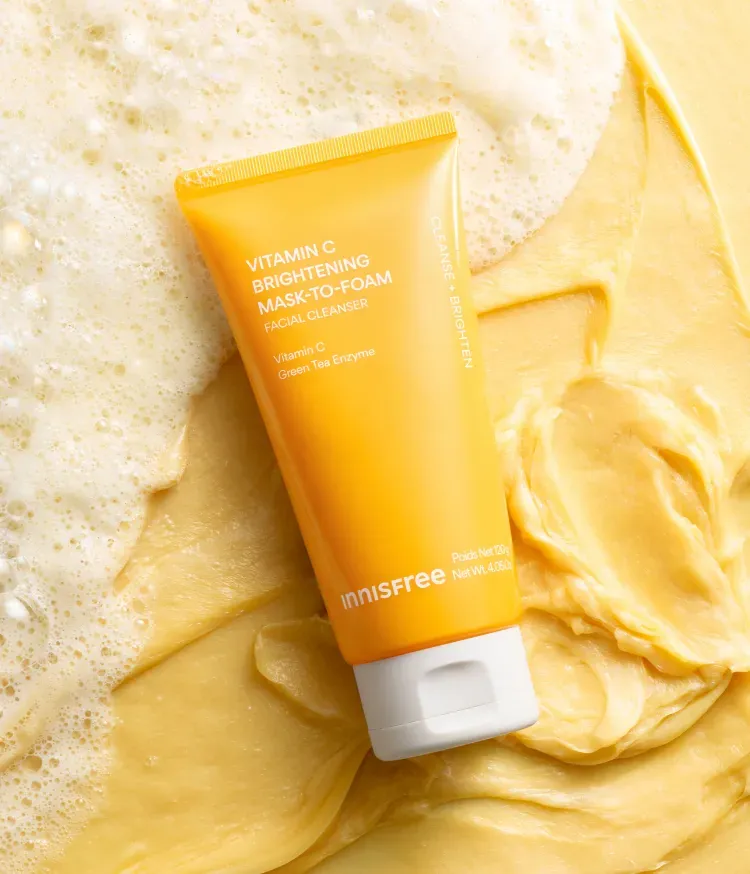 쫀쫀한 텍스처가 노폐물을 녹여내고, 물과 만나 거품으로 전환되어 세안 후에도 팩을 한 듯 환하고 매끈한 피부결을 완성하는 2-in-1 비타민C 브라이트닝 클렌저