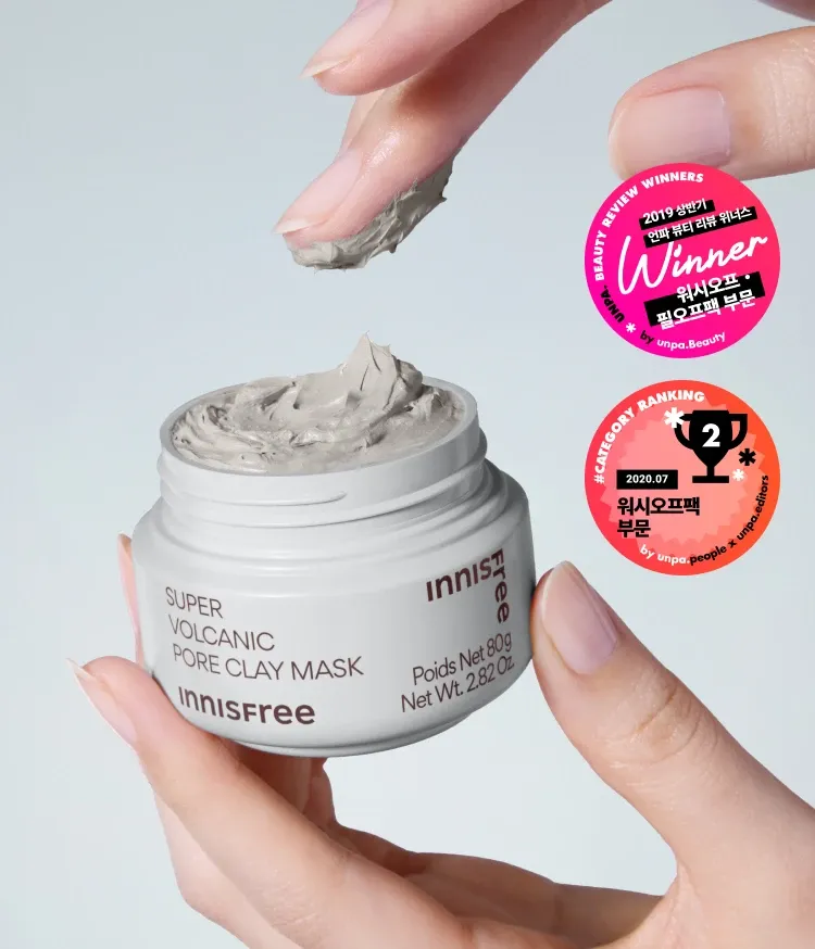 다양한 모공 고민을 한번에 해결해주며 각질 케어 효능을 지닌 AHA 성분이 함유된 피지흡착모공팩. 피부자극 테스트를 완료한 저자극 크리미 텍스처의 사용감. 모공 면적, 블랙헤드, 피부결, 각질 등 케어해주는 이니스프리 수퍼 화산송이 모공팩