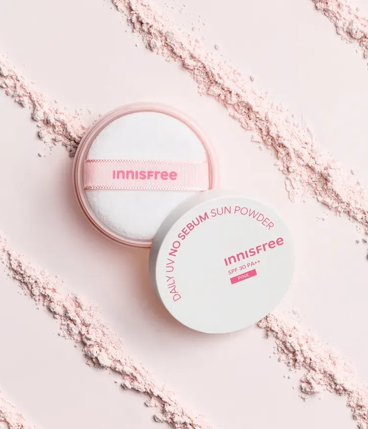 번들거리는 유분은 가볍게 잡고 자연스러운 핑크빛 생기를 더해 매끈하고 블러리하게 연출하는 노세범 선 파우더