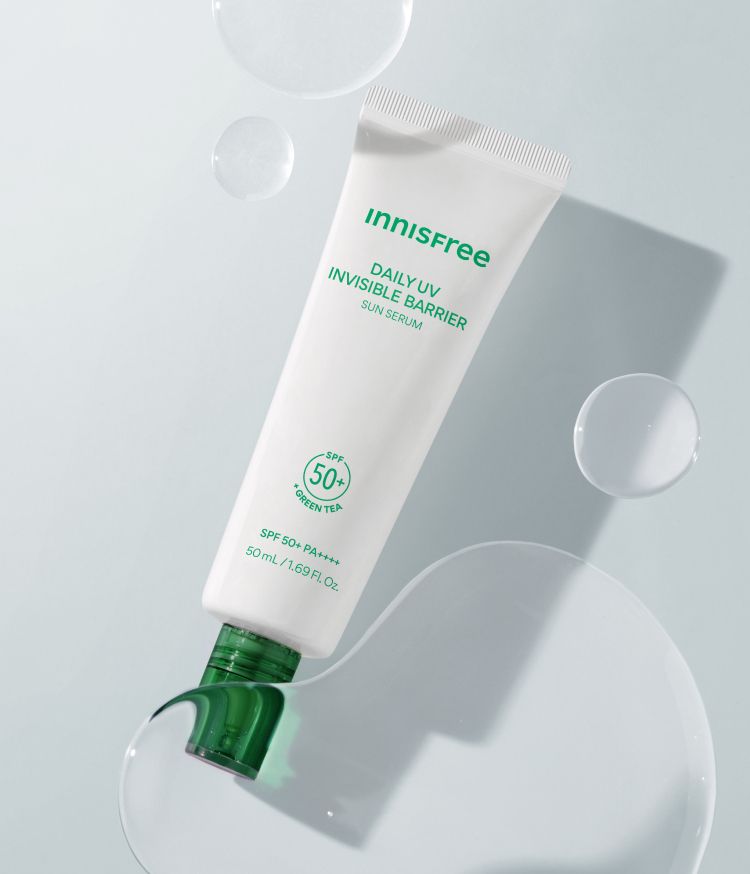 그린티 추출물과 10중 히알루론산을 담은 포뮬러가 강력한 자외선 차단은 물론, 무너진 수분 장벽을 개선해 건강하고 촉촉하게 빛나는 피부로 만들어 주는 수분 선세럼