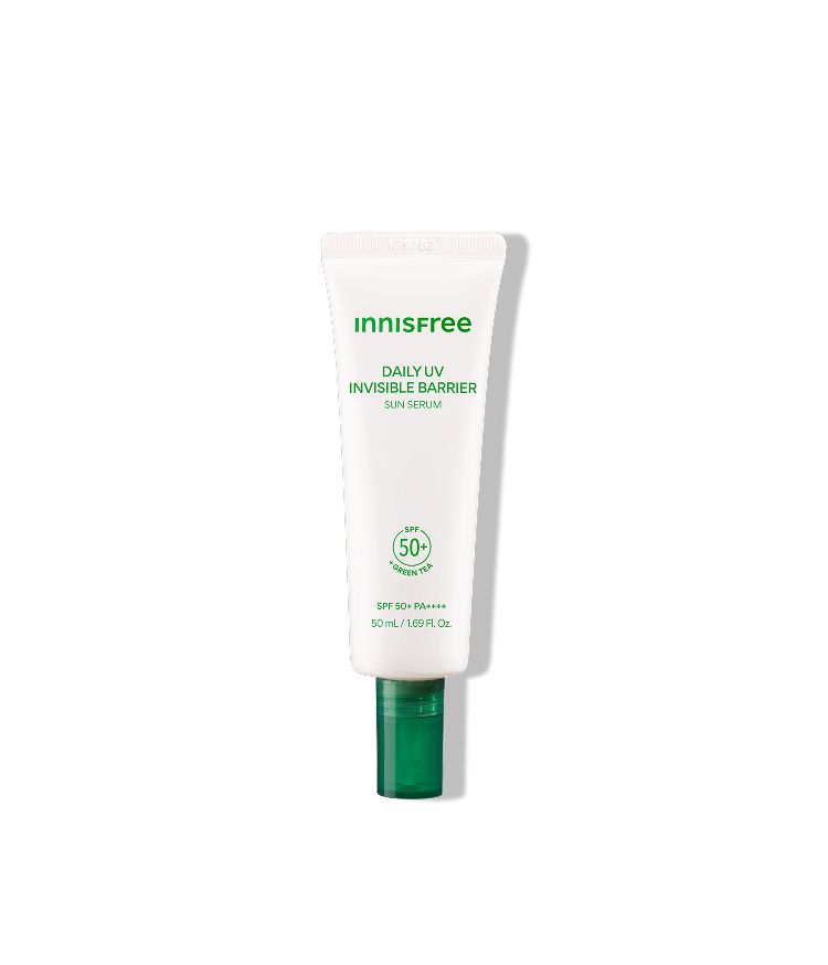 그린티 추출물과 10중 히알루론산을 담은 포뮬러가 강력한 자외선 차단은 물론, 무너진 수분 장벽을 개선해 건강하고 촉촉하게 빛나는 피부로 만들어 주는 수분 선세럼