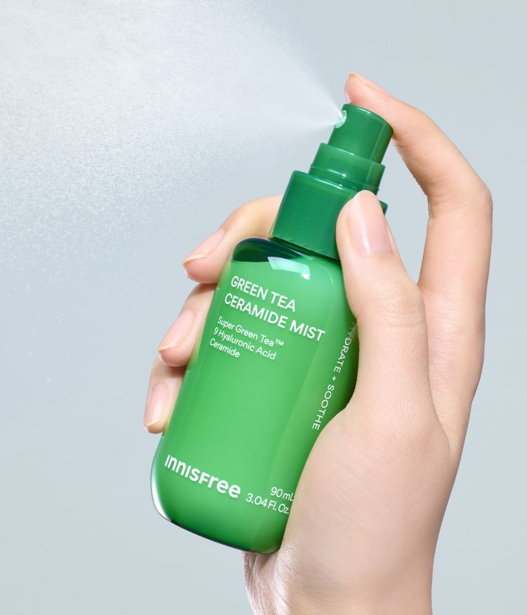 슈퍼 그린티™와 그린티 세라마이드가 함유된 포뮬러로 3초면 강력 속보습 완성. 피부 장벽 개선은 물론 메이크업 밀착력도 UP 시켜주는 신개념 밀크 텍스쳐, 토너팩으로도 추천! 민감성 피부도 사용 가능한 저자극 에센스, 이니스프리 신제품 그린티 밀크 보습 에센스 + 수분광 미스트