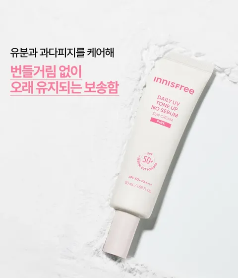 이니스프리 데일리 유브이 톤업 노세범 선크림은 히알루론산과 세범 컷 파우더를 함유하여 겉은 보송하고 속은 촉촉한 수분 톤업을 선사합니다. 지성피부 대상 임상 결과 24시간 후 유분 분비량 33.628% 억제 및 모공 커버 만족도 100%를 기록하였습니다. 강력한 자외선 차단 효과와 프라이머 기능을 갖추어 매끈한 파데프리 메이크업을 완성합니다.