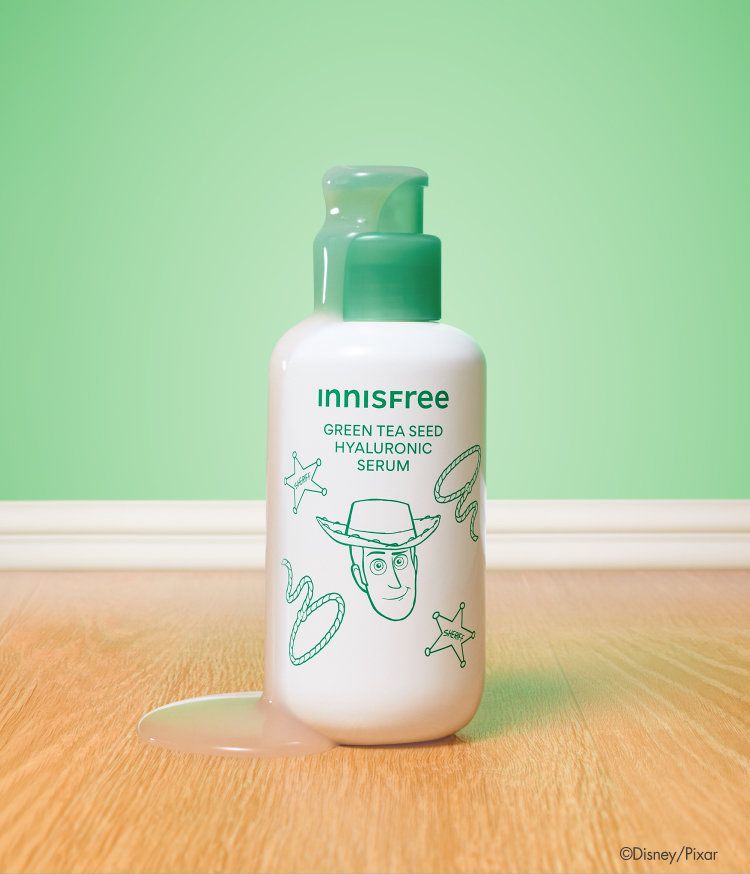 이니스프리 그린티 수분 히알루론산 세럼은 GREEN TEA+HA™와 나노 캡슐 히알루론산 3겹 레이어링으로 물보다 1.4배 빠른 흡수와 72시간 보습을 완성합니다. 속건조 해결 100% 만족, 열자극 후 일시적 붉은기 48% 진정, 논코메도·민감피부 일차자극·하이포알러지 테스트 완료 비건 포뮬러로 속건조와 붉은기를 한 번에 해결합니다.